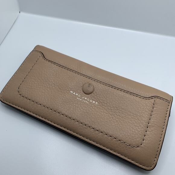 MARC JACOBS Pebbled Leather tan Continental Zip around Wallet - Picture 7 of 7